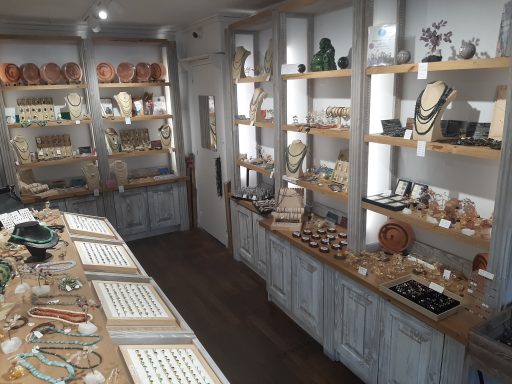 Bijoux et pierres à Salers